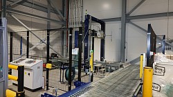 Hier worden de speciale koelboxen op pallets voorzien van straps en van wikkelfolie.
