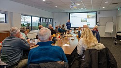 Nog een laatste presentatie door Joop Simones over wat er al bereikt is en wat er allemaal nog gaat gebeuren. Ze zijn nog niet klaar bij MSD.