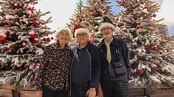De inkopers van de Loterijprijzen Hans en Ingrid en Kienmaster Ruud Blok.