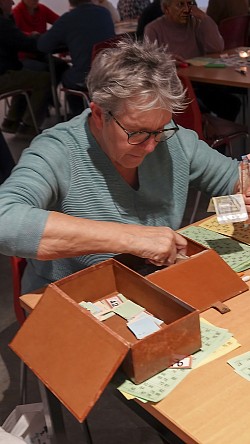 Secretaris Jeannette Donker. Hoofd inkoper kien prijzen & en verkoop kien blaadjes en lootjes.