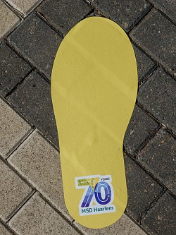 Volg de voetsporen.
