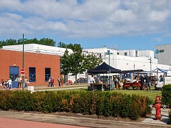 Het midden terrein met een gala aan eet- en drink gelegenheden.