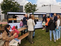 In de rij voor poffertjes of een vers gemaakte warme stoopwafel.