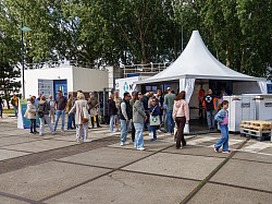De tent met uitleg over de Robotvoertuigen die geheel zelfstandig over het MSD terrein rijden.